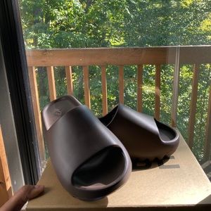 Scoot Yeezy Slides